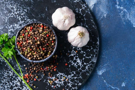 Bowl with peppercorns on color backgroundの写真素材