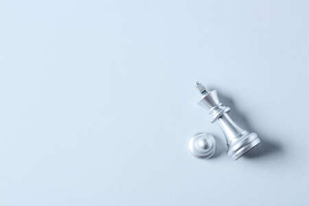 Silver king and pawn on light backgroundの写真素材