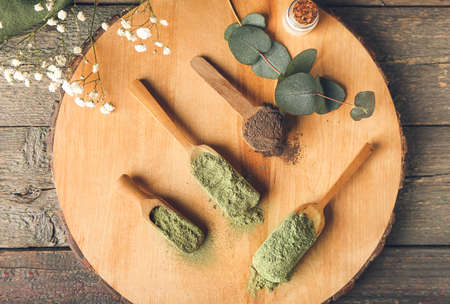 Dry henna powder in scoops on wooden backgroundの写真素材