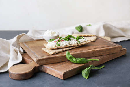 Crispbreads with cottage cheese and radish on tableの写真素材