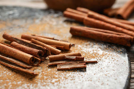 Cinnamon sticks and powder on table