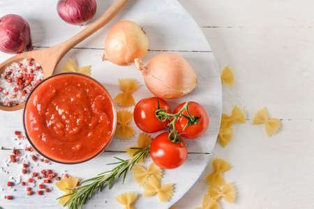 Bowl with organic tomato sauce on tableの写真素材