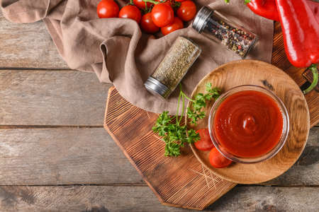 Bowl with organic tomato sauce on tableの写真素材