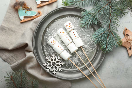 Tray with snowmen made of soft marshmallows on gray backgroundの写真素材