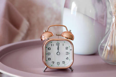 Alarm clock on table in roomの写真素材