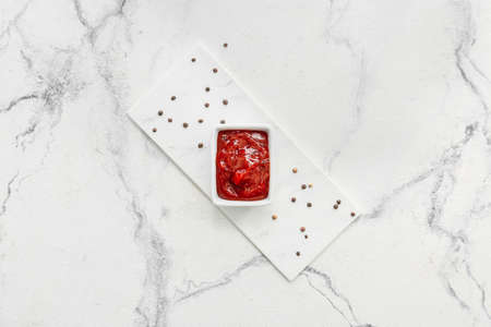 Bowl with tasty barbecue sauce on light backgroundの写真素材
