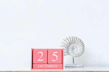 Cube calendar with date DECEMBER 25 on table in roomの写真素材