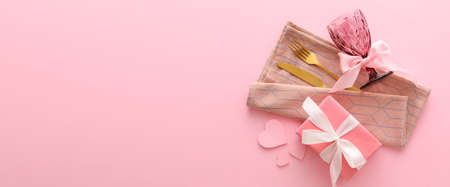 Beautiful table setting for Valentine's Day on pink background with space for textの写真素材