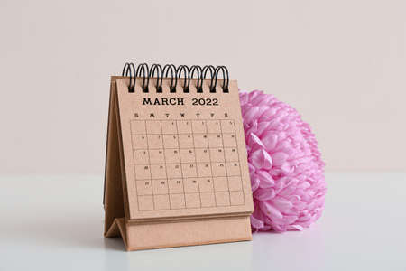 Craft calendar for March 2022 and flower on light backgroundの写真素材