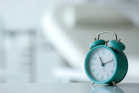 Alarm clock on table in roomの写真素材