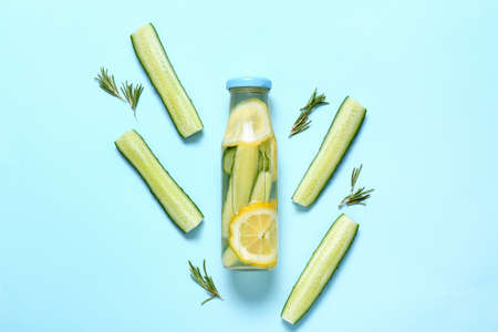 Bottle with cucumber lemonade on color backgroundの写真素材