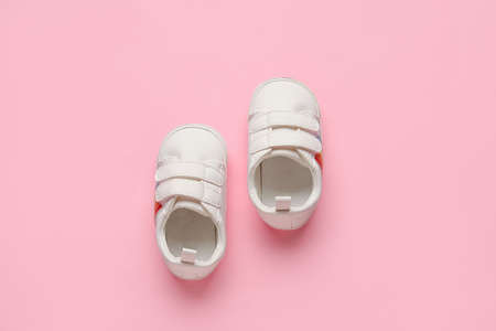 Baby shoes on color backgroundの写真素材