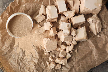 Fresh and dry yeast on tableの写真素材