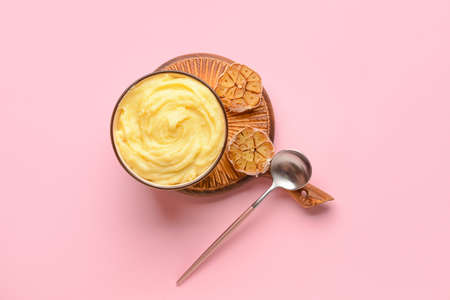 Bowl of tasty mashed potatoes with garlic on color backgroundの写真素材