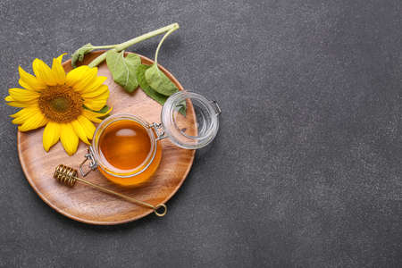 Jar of honey on dark backgroundの写真素材