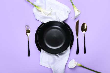 Elegant table setting with calla lilies on lilac backgroundの写真素材