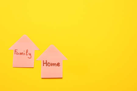 Sticky notes with words FAMILY and HOME on pink backgroundの写真素材