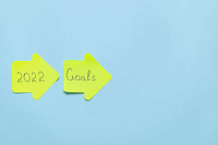 Sticky notes with figure 2022 and word GOALS on blue background