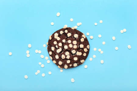 Delicious cookie with white chocolate chips on color backgroundの写真素材