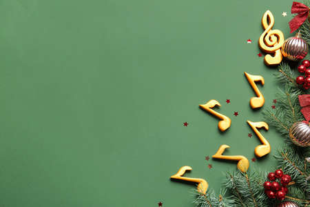Note signs with Christmas decor and fir branches on green backgroundの写真素材