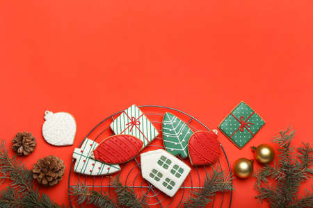 Cooling rack with delicious Christmas cookies on color background