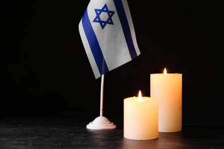 Burning candles and flag of Israel on dark background.  remembrance dayの写真素材