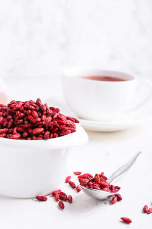 Bowl and spoon with dried barberries on light backgroundの写真素材
