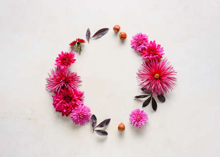 Frame made of fresh chrysanthemum flowers on light backgroundの写真素材