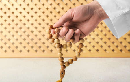 Hand of Muslim man with tasbihの写真素材