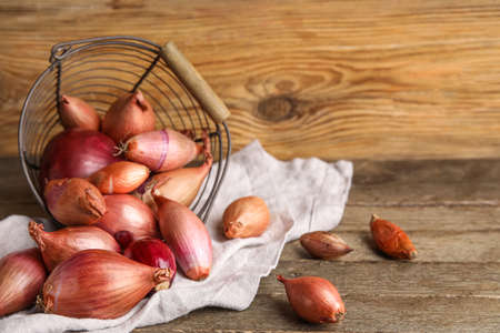 Overturned basket with onion on wooden backgroundの写真素材