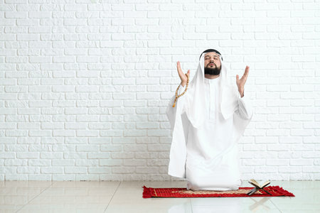Muslim man praying at homeの写真素材