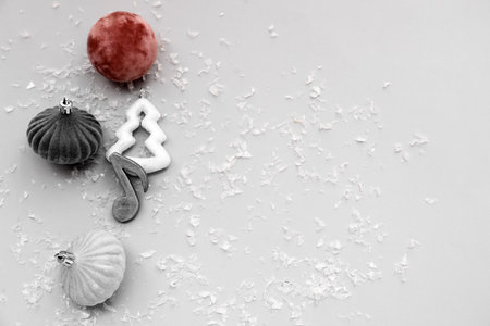 Note sign with Christmas balls and snow on gray backgroundの写真素材