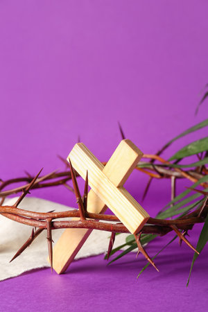 Crown of thorns with wooden cross and shroud on violet background, closeup. good friday conceptの写真素材