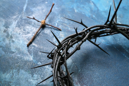Crown of thorns with wooden cross on blue grunge background. good friday conceptの写真素材