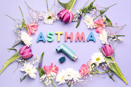 Word ASTHMA with inhaler and flowers on lilac backgroundの写真素材