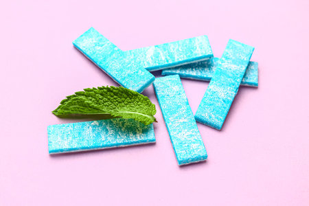 Fresh chewing gums with mint on pink backgroundの写真素材