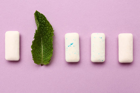 Fresh chewing gums with mint on lilac backgroundの写真素材
