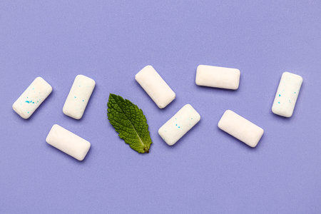 Fresh chewing gums with mint on lilac backgroundの写真素材