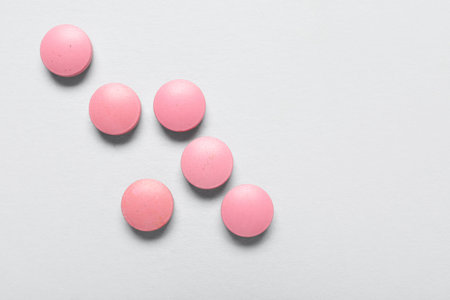 Pink pills on white backgroundの写真素材