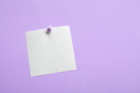 Paper note pinned on lilac backgroundの写真素材