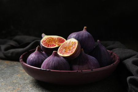Bowl with fresh ripe figs on grunge tableの写真素材