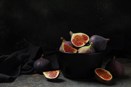 Bowl with fresh ripe figs on grunge tableの写真素材