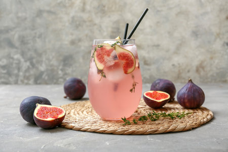 Glass of fresh fig lemonade on gray grunge table, closeupの写真素材
