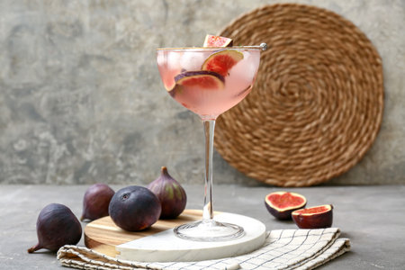 Glass of fresh fig lemonade on gray grunge table, closeupの写真素材
