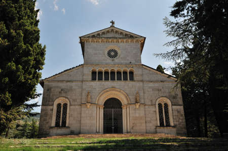 Amaseno, Frosinone, Lazio. Church of S. Maria dell'Auricola. The white bulk of the church, dating back to the 13th century, stands out on the summit of the homonymous hill, at an altitude of 270 m.のeditorial素材