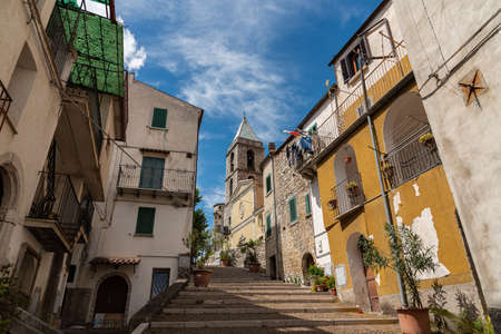 Carpinone. Carpinone is an Italian town of 1,075 inhabitants in the province of Isernia in Molise. The name derives from the Carpino river that runs along the center, or from the Carpinus plant.のeditorial素材