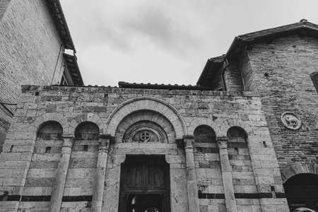 San Gimignano is a city in Tuscany. Surrounded by 13th century walls, the centerpiece of its historic center is Piazza della Cisterna. In the skyline of medieval towers stands the Torre Grossa in stone.の写真素材