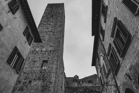 San Gimignano is a city in Tuscany. Surrounded by 13th century walls, the centerpiece of its historic center is Piazza della Cisterna. In the skyline of medieval towers stands the Torre Grossa in stone.の写真素材