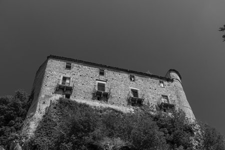 The castle was built in the 11th century, in the shape of an irregular pentagon, bordered by 5 towers, above the ravine overlooking the Carpino river. In 1223 it was destroyed by Ruggero da Pescolanciano.のeditorial素材