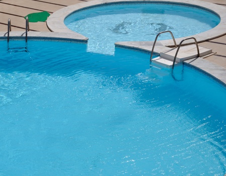 Cold swimming pool with clear water
の写真素材